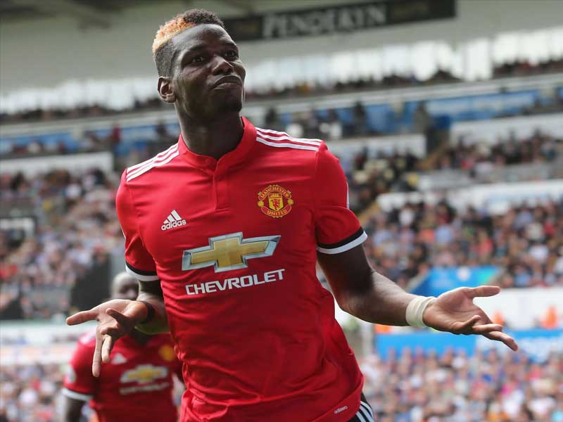 Paul Pogba ăn mừng bàn thắng cùng Manchester United